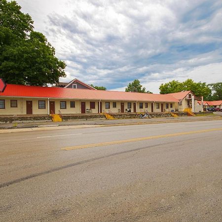 Sunflower Motel Hiawatha By Oyo Екстериор снимка