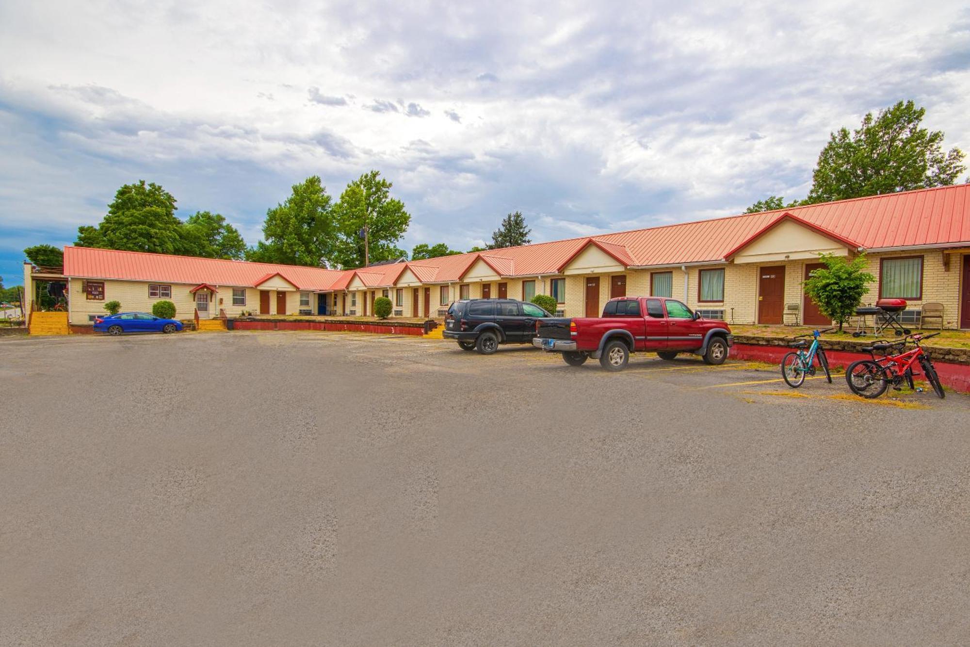 Sunflower Motel Hiawatha By Oyo Екстериор снимка