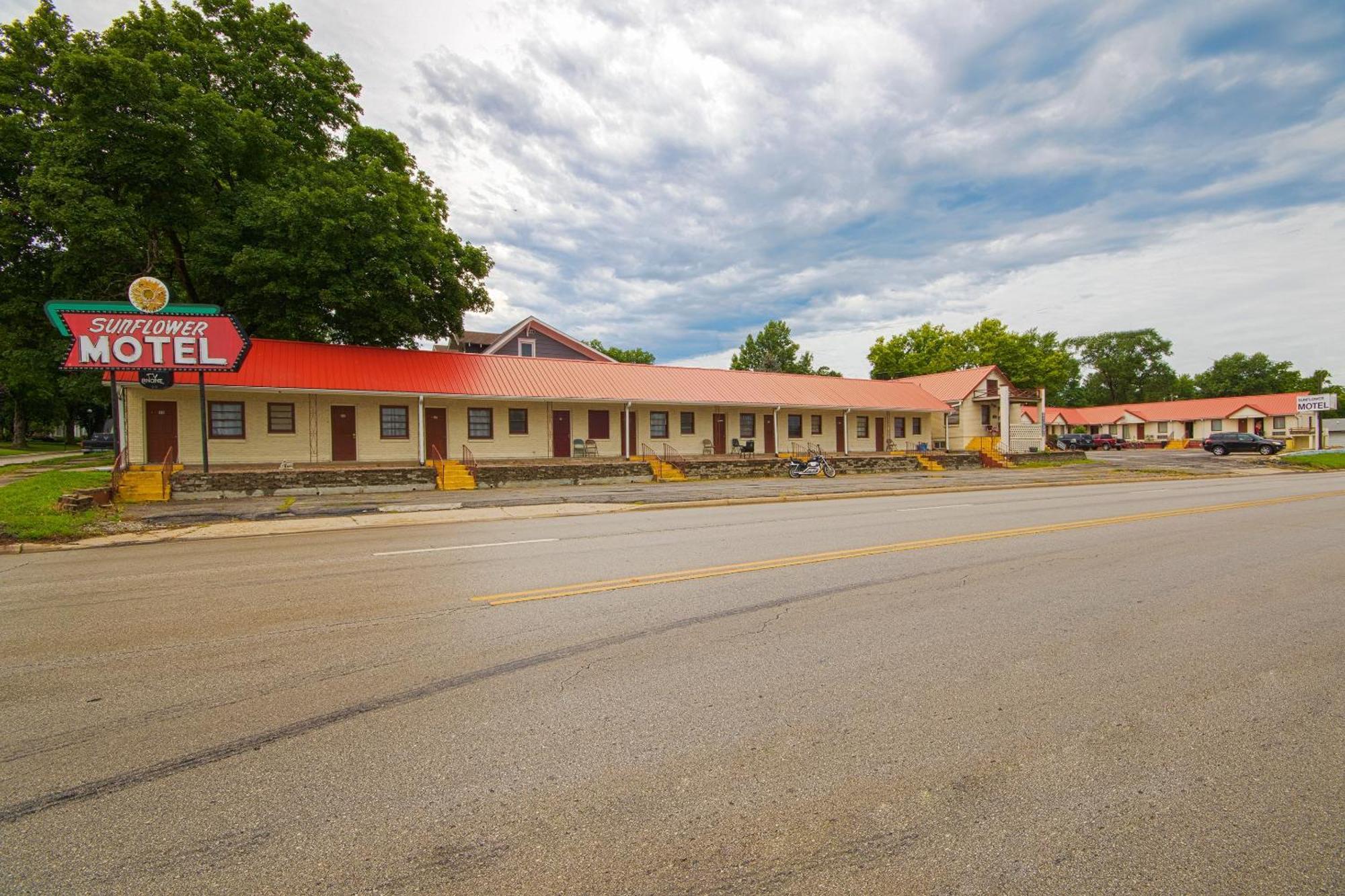 Sunflower Motel Hiawatha By Oyo Екстериор снимка